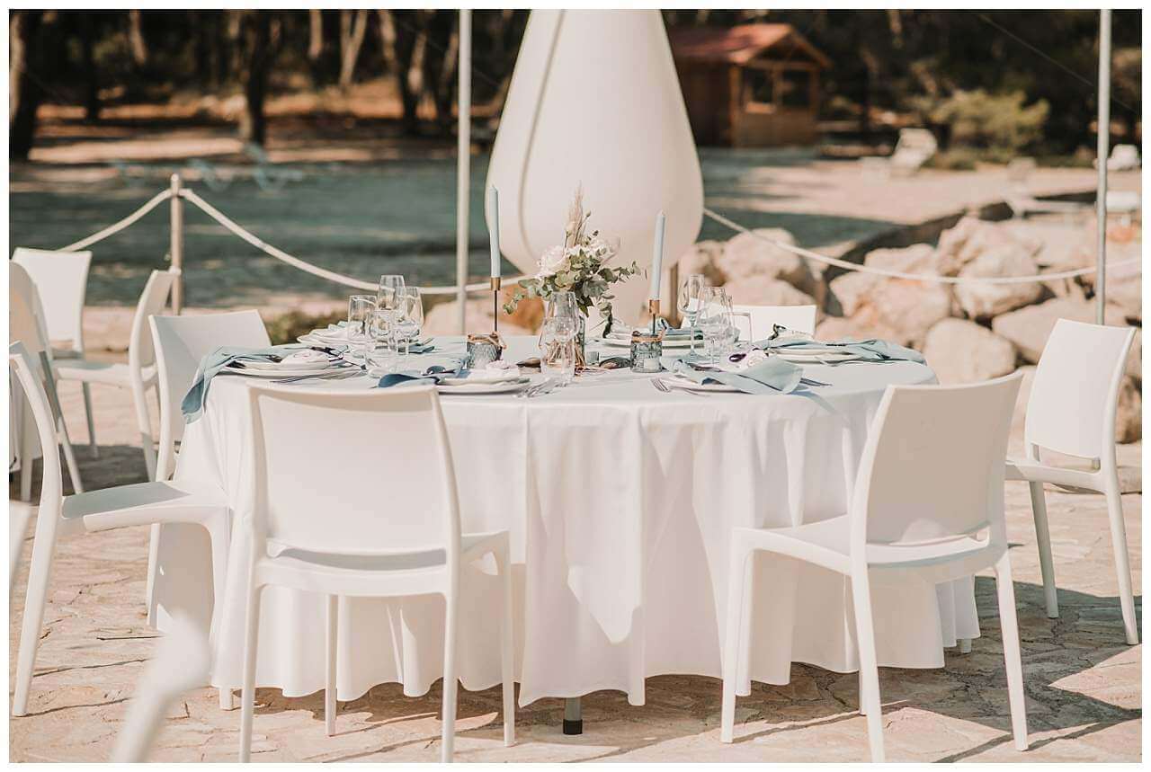 Tischdekoration bei Hochzeit am Yachthafen in Kroatien