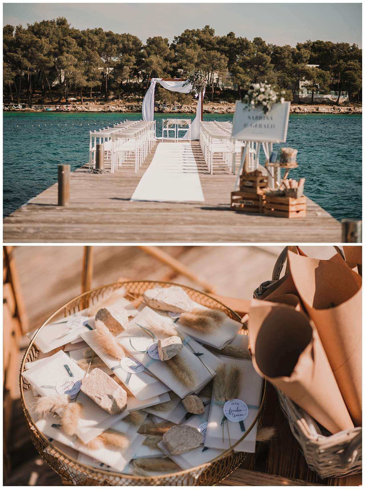 Hochzeitsplanerin zeigt Trausetting auf Steg und Taschentücher für Hochzeit am Yachthafen in Kroatien