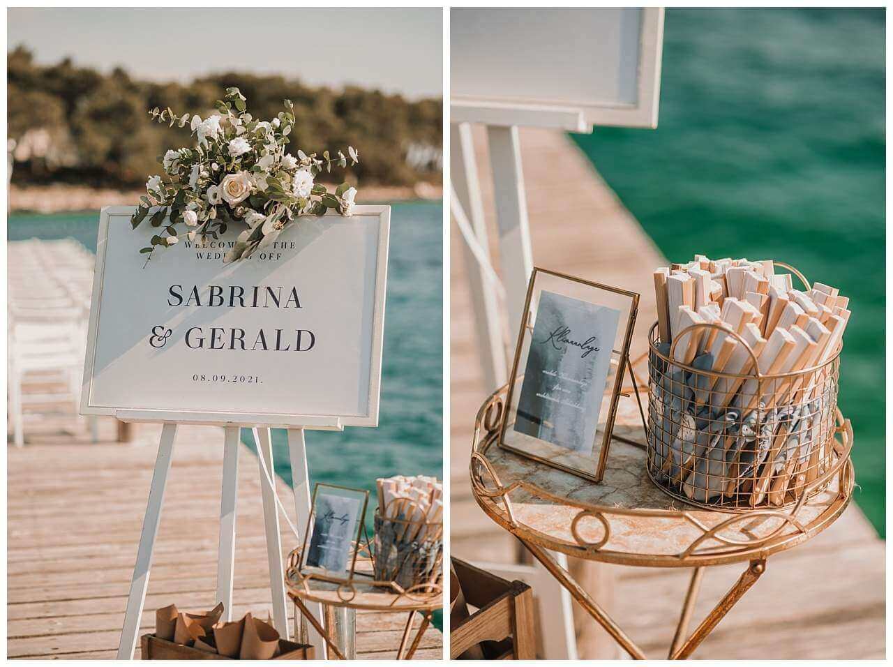 Willkommensschild und Fächer für Hochzeit am Yachthafen in Kroatien